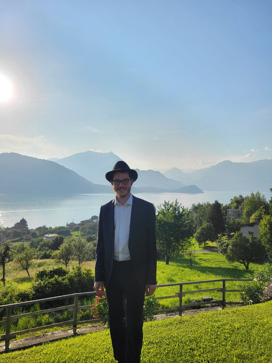 davanti al lago